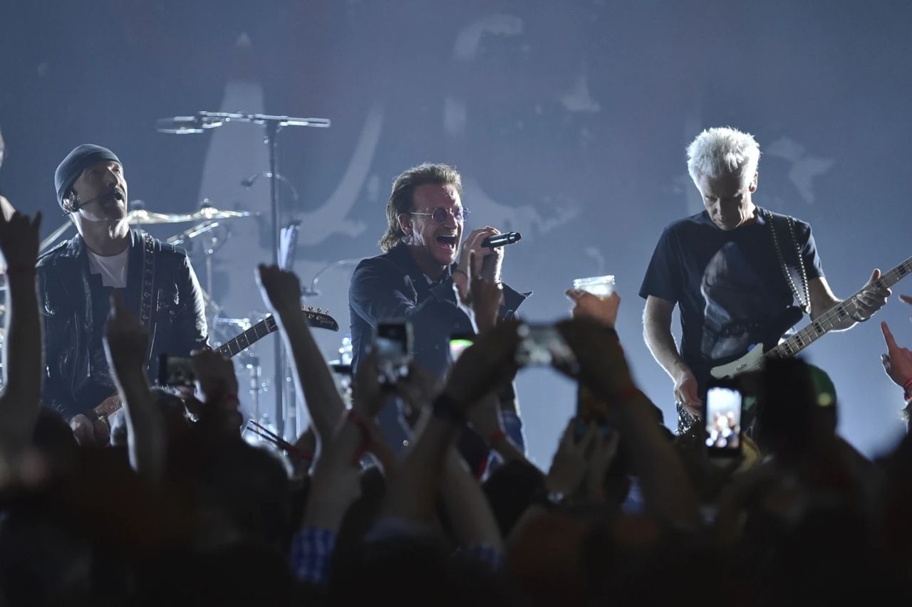 Utiliza U2 imágenes impresionantes para abrir el Sphere en Las Vegas