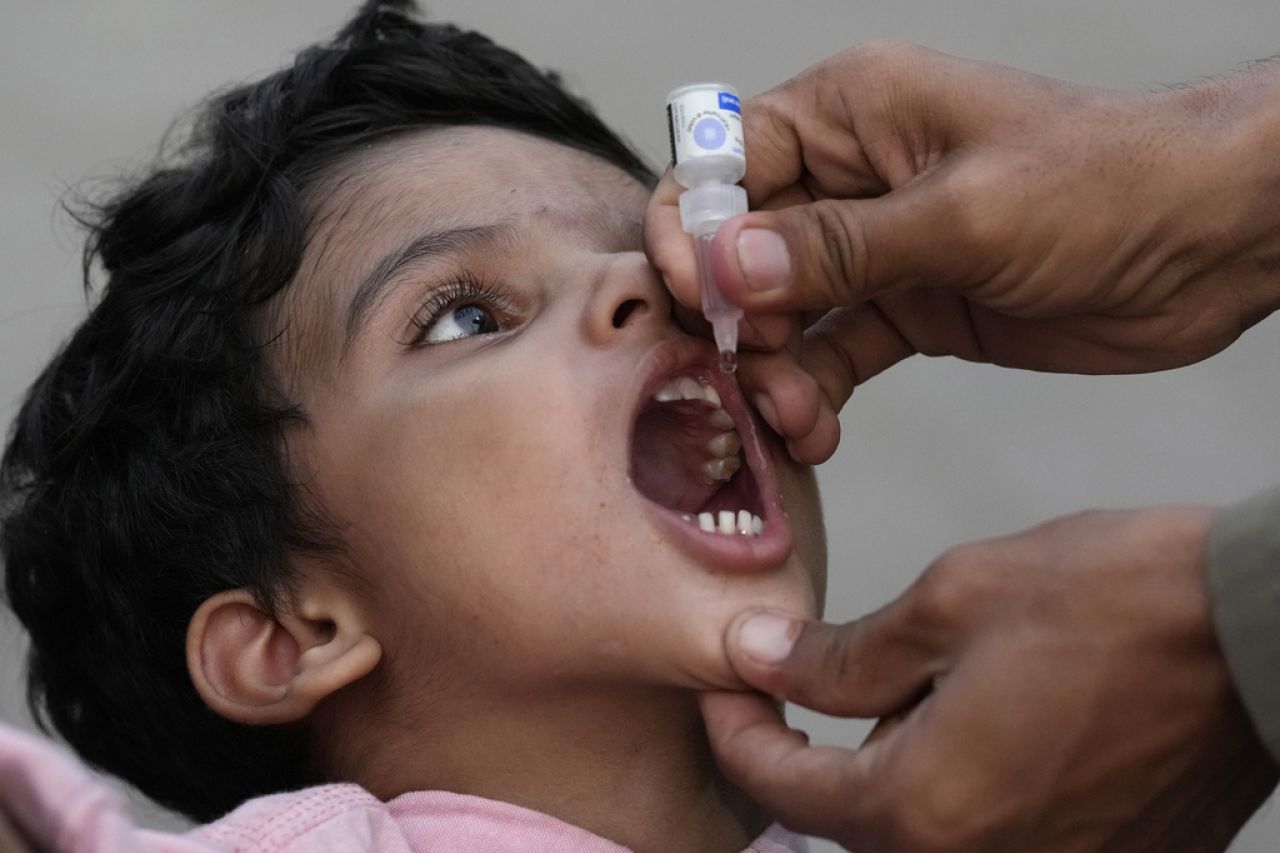 Pakistán considera enviar a la cárcel a padres antivacunas
