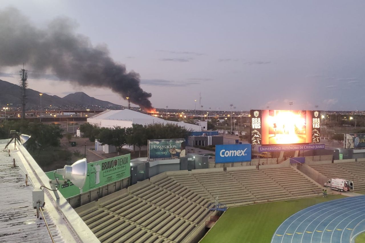 Así se vio aquí, incendio de edificio de apartamentos en El Paso