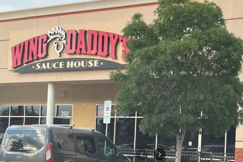 Identifican a hombre que fue asesinado tras asaltar en Wing Daddy's