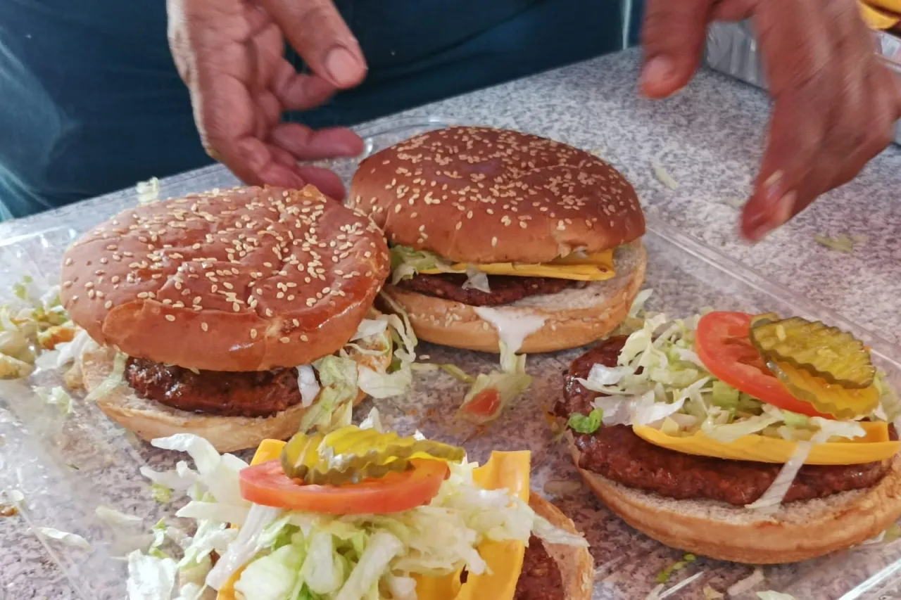 Realizarán mañana hamburguesada a beneficio de Armando Blanco