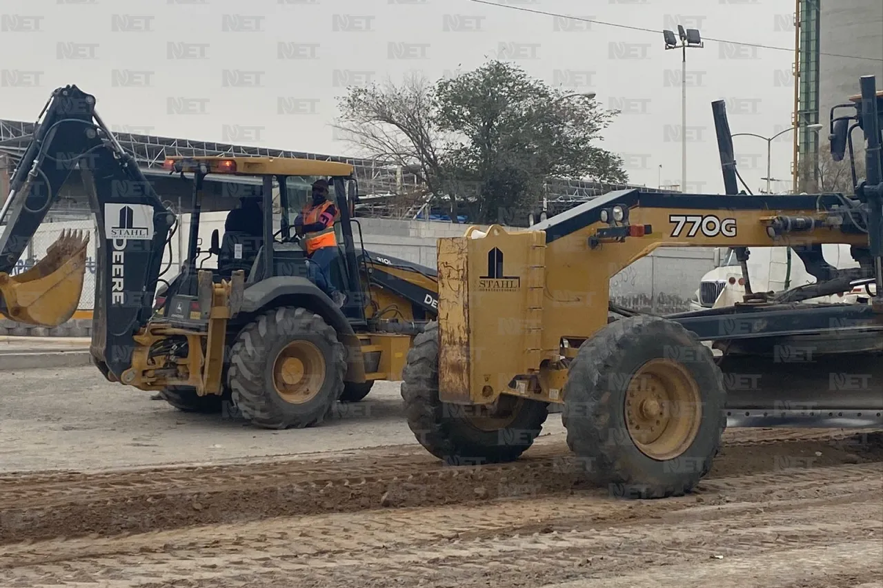 Dona GCC material para pavimentar la calle Macheteros