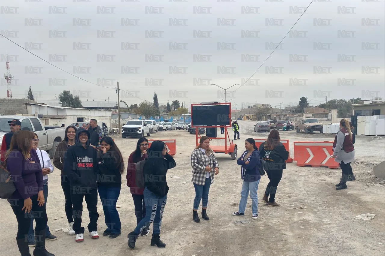 Dona GCC material para pavimentar la calle Macheteros