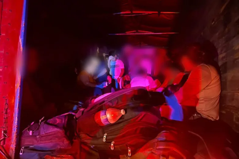 Hallan en Veracruz a 229 migrantes dentro de camión denunciado por robo