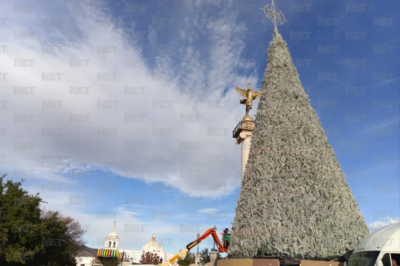 Instalan árbol y villa navideña en la Plaza del Ángel