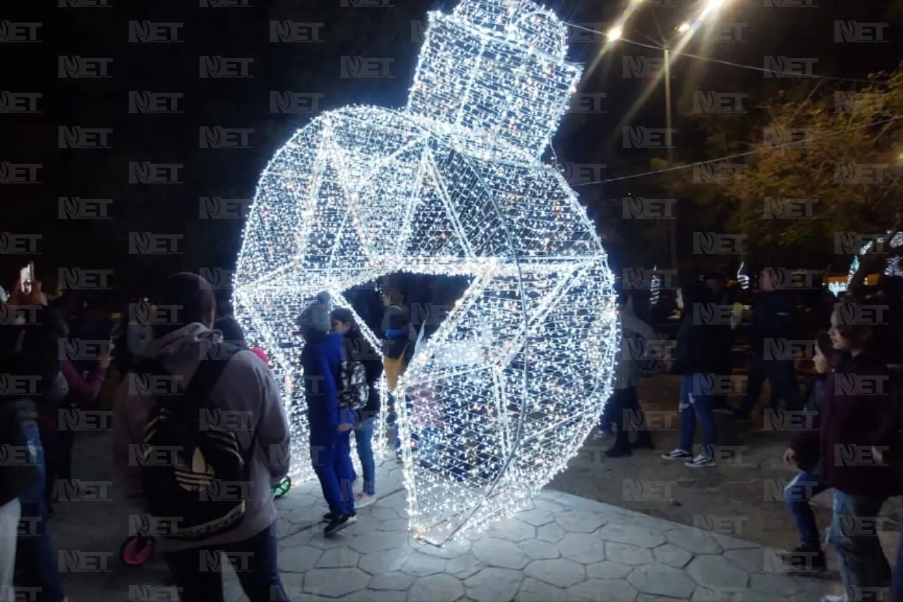 Llenan de luz y magia navideña al Parque Borunda
