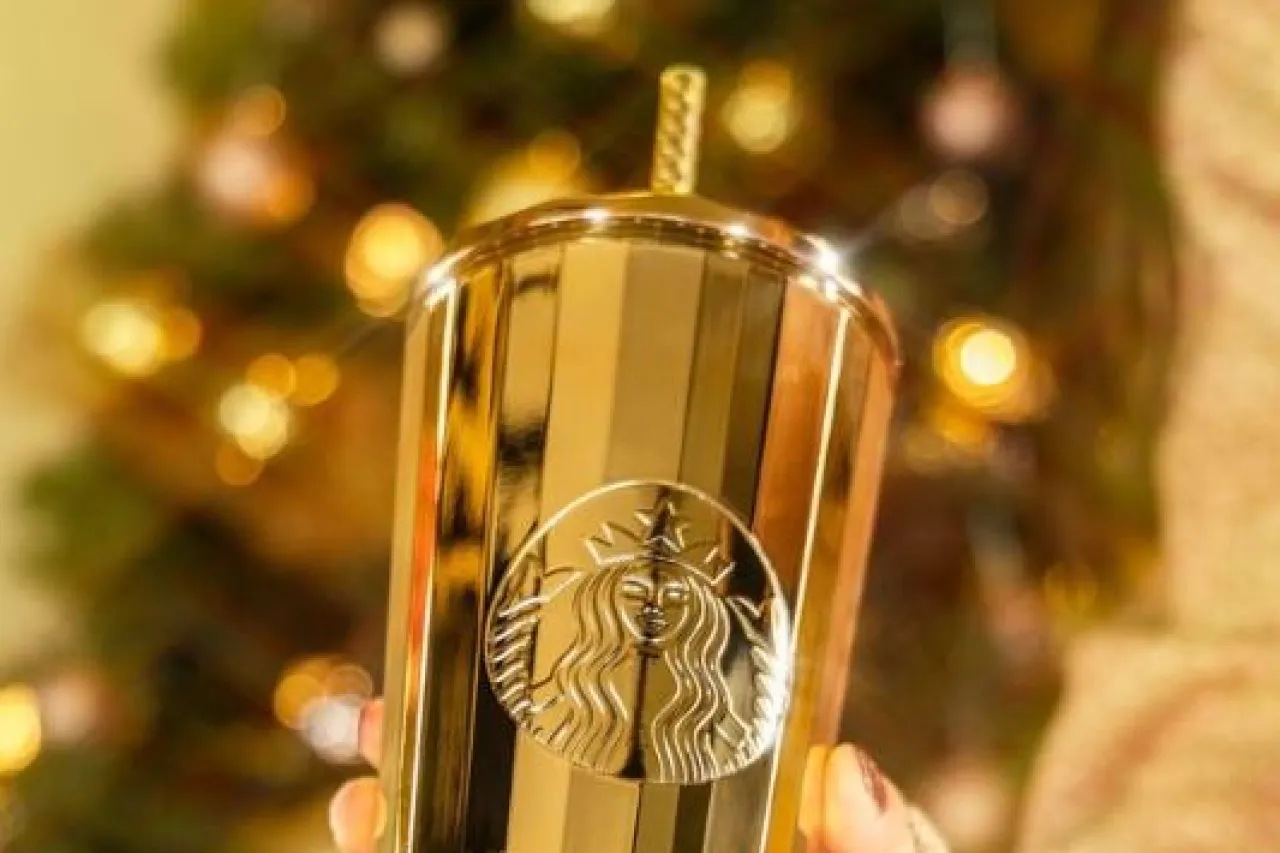 Vaso dorado de Starbucks 2023. ¿Cuánto cuesta y cómo puedes