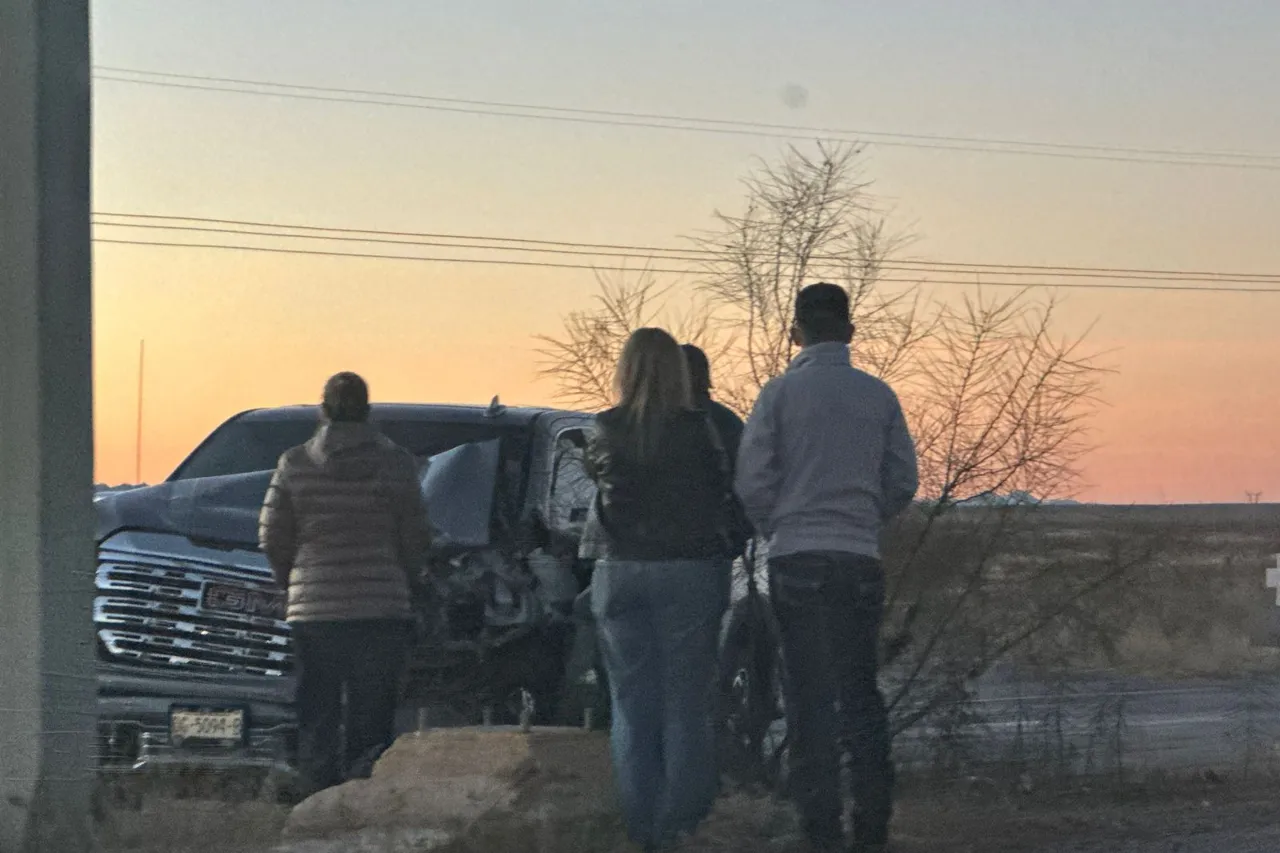 Sale de la carretera y choca contra poste
