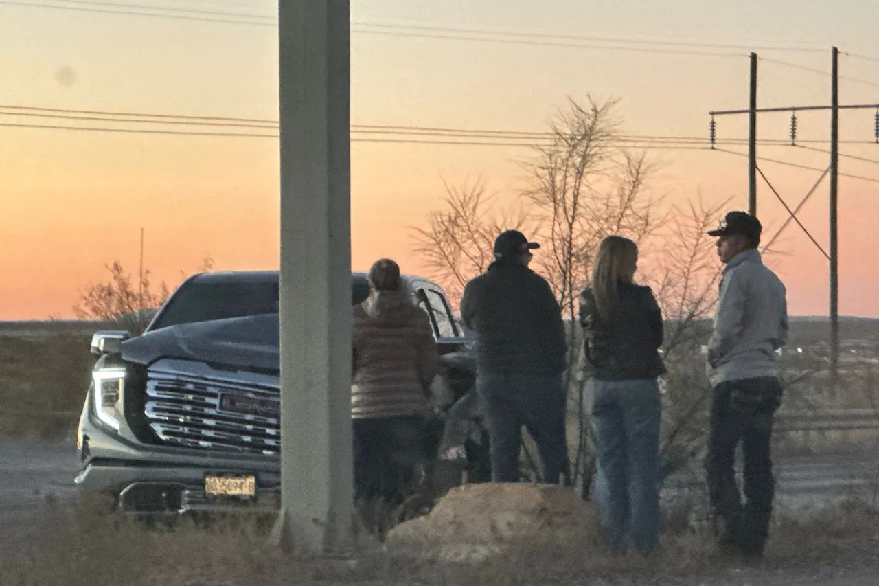Sale de la carretera y choca contra poste