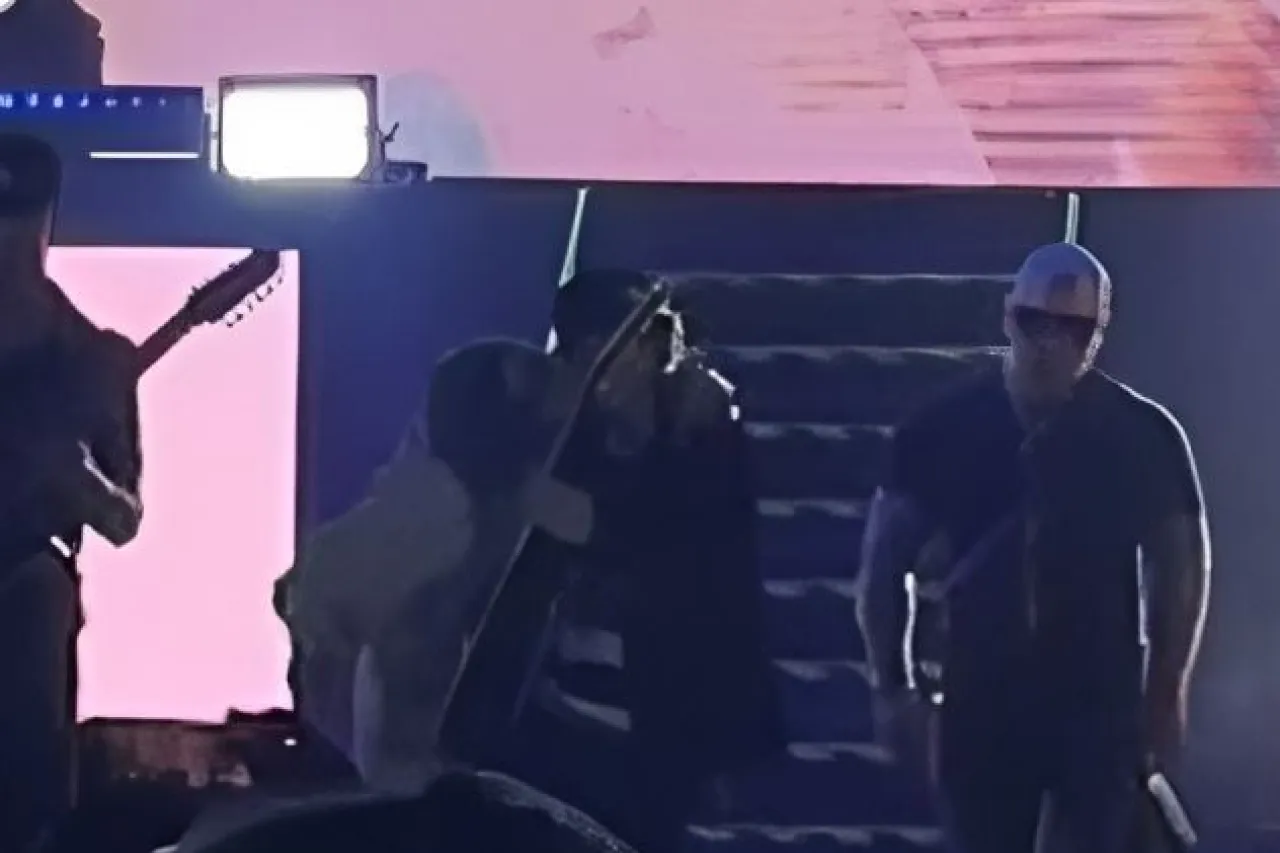 Captan a Natanael Cano besando a su guitarrista en pleno concierto