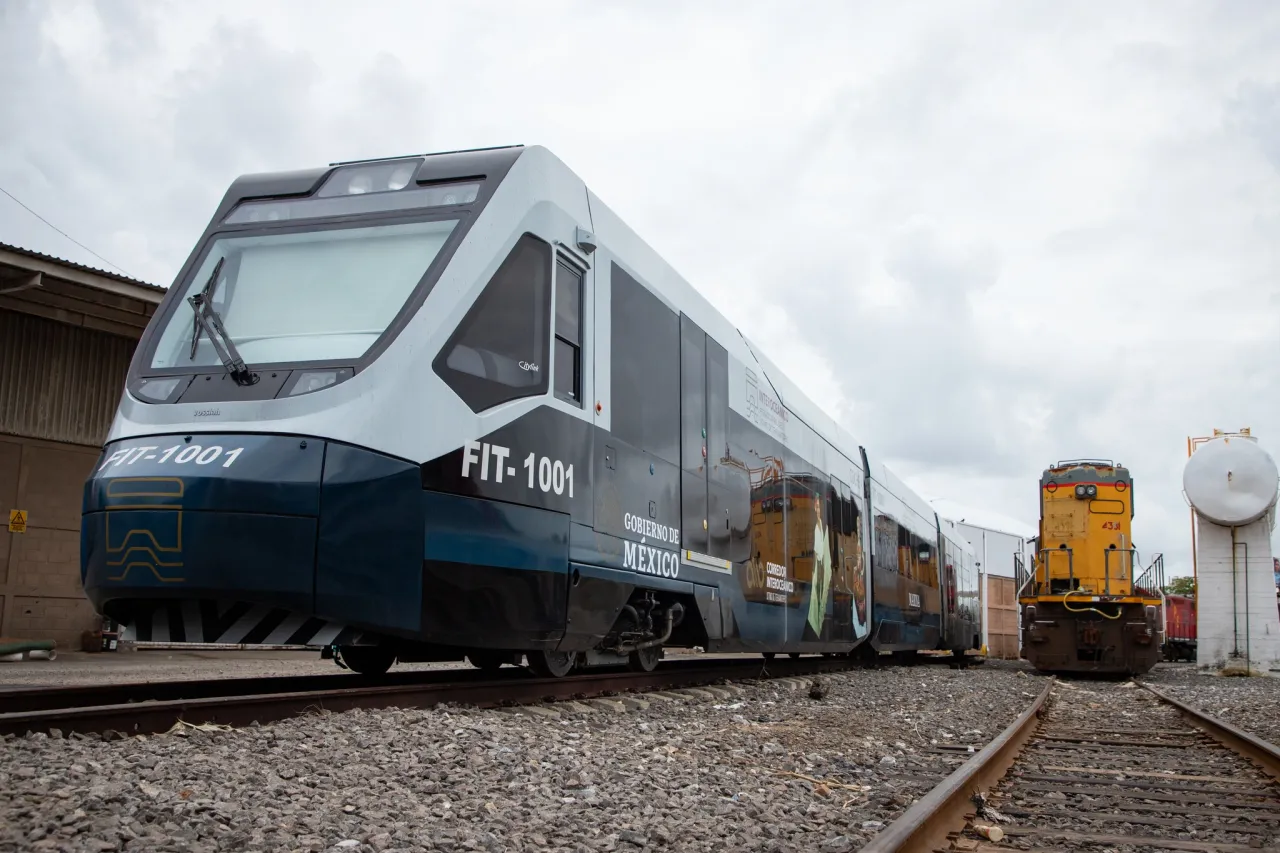 Tren Interoceánico se impacta contra tráiler en Tabasco