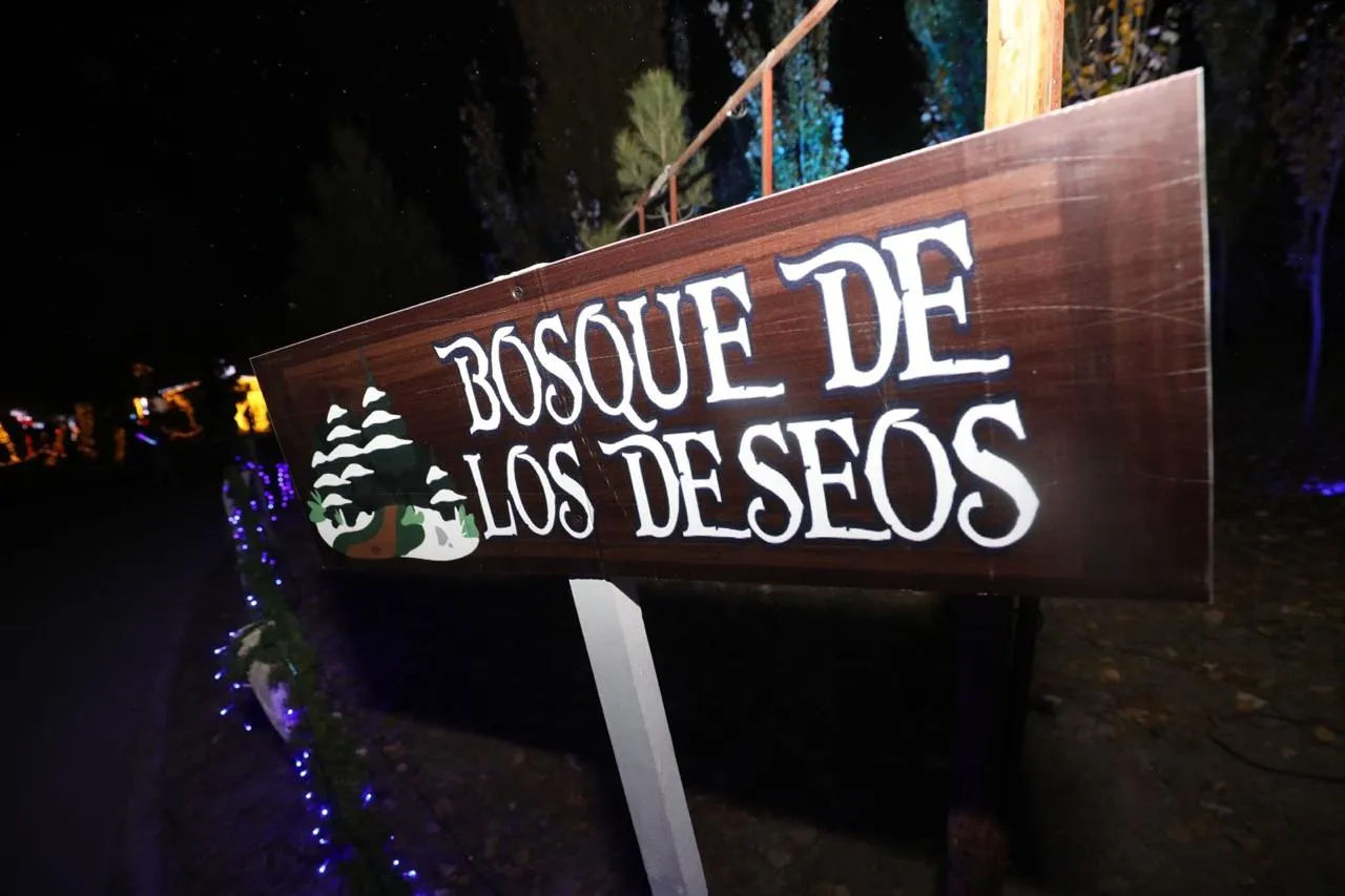 Disfrutan Juarenses Del Mundo Navideño Y Villa Navideña