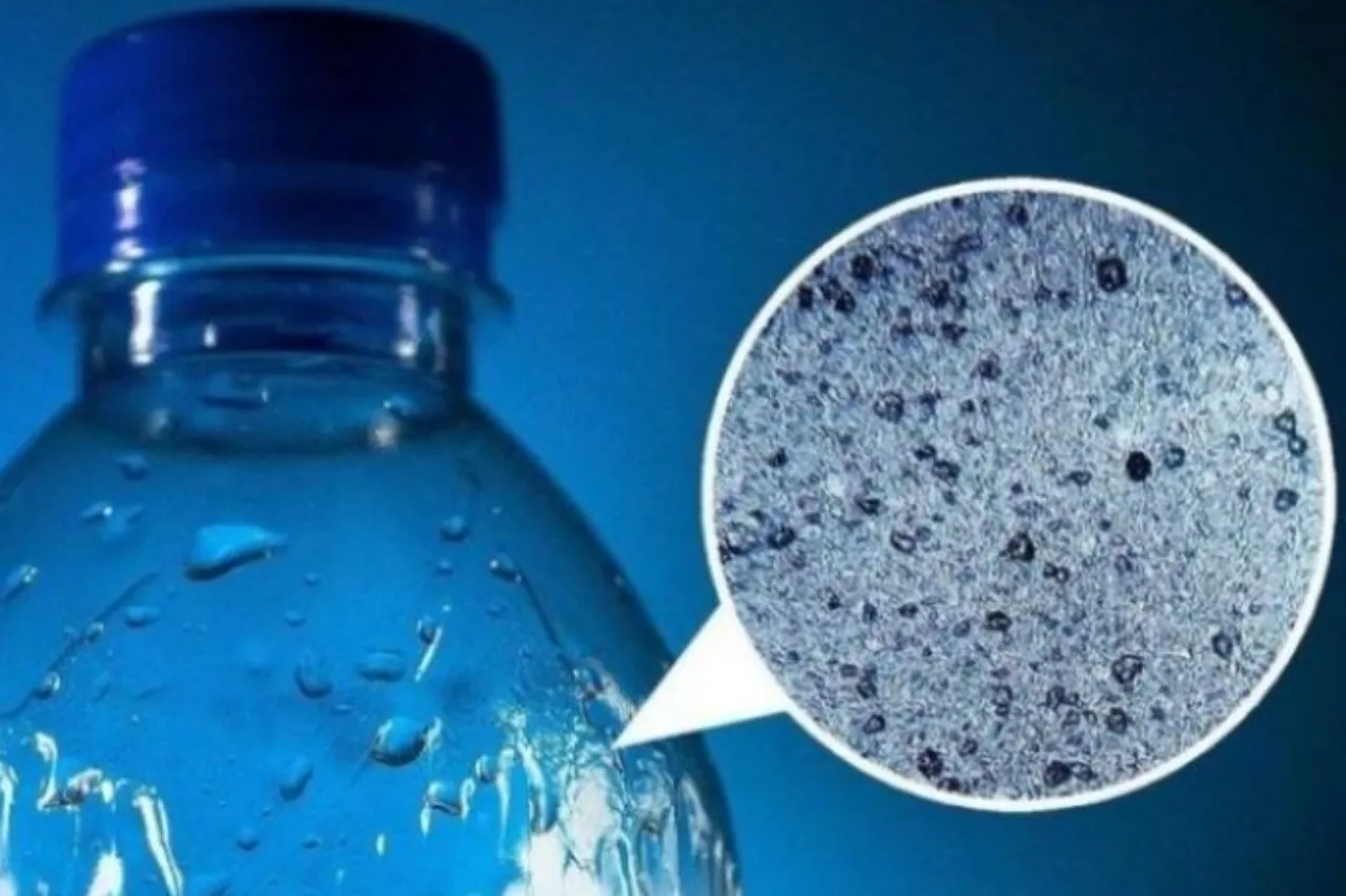 Una botella de agua contiene hasta medio millón de partículas de plástico  que te bebes y no se conocen sus efectos