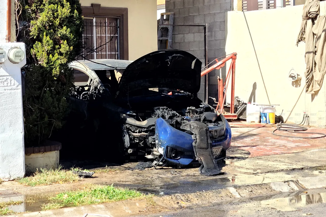 Se quema auto en patio de vivienda; fuego pudo ser provocado