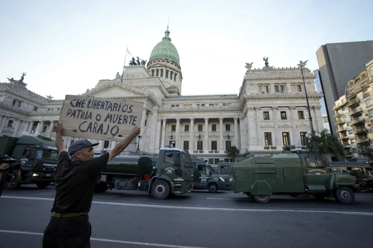 Fotos: Protestas en Argentina mientras se discuten reformas económicas