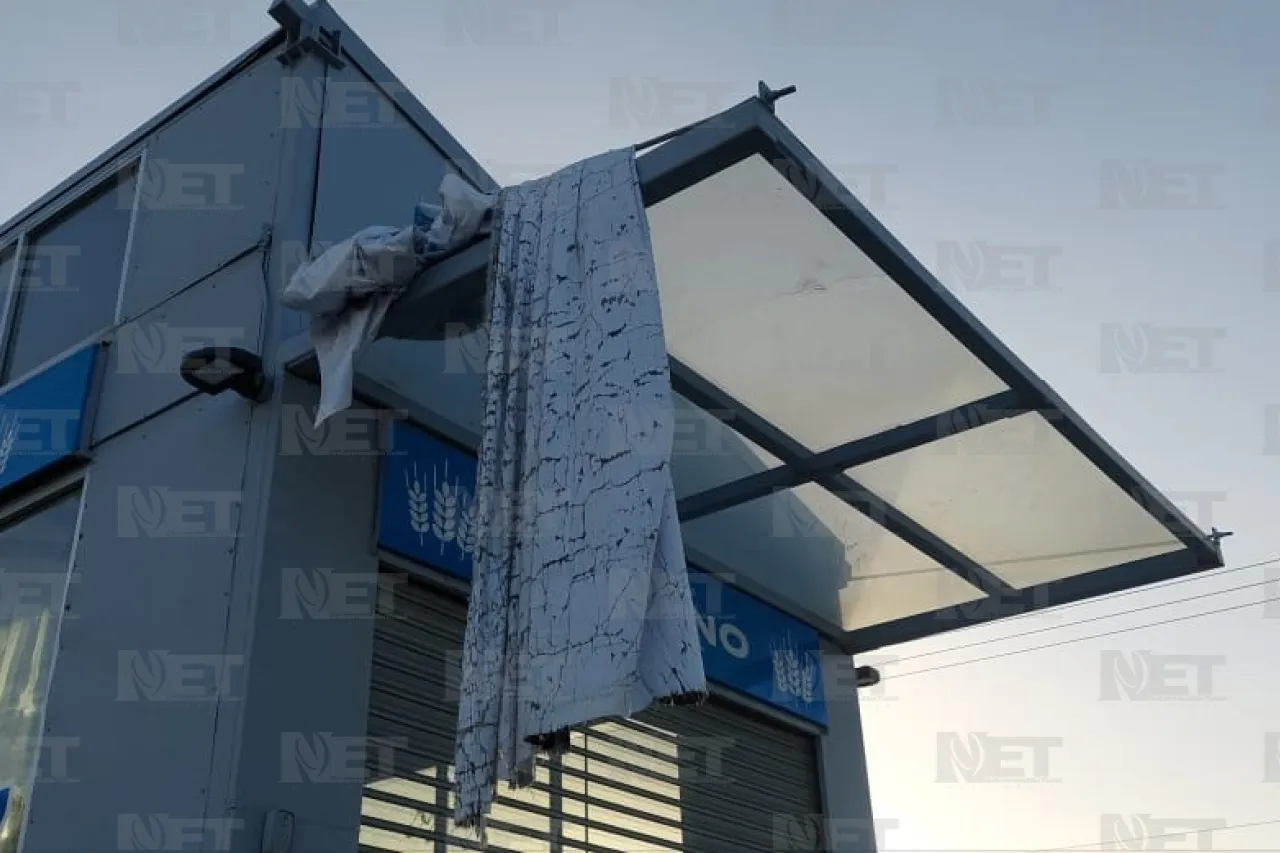 Viento tira manta de espectacular sobre estación del Juárez Bus