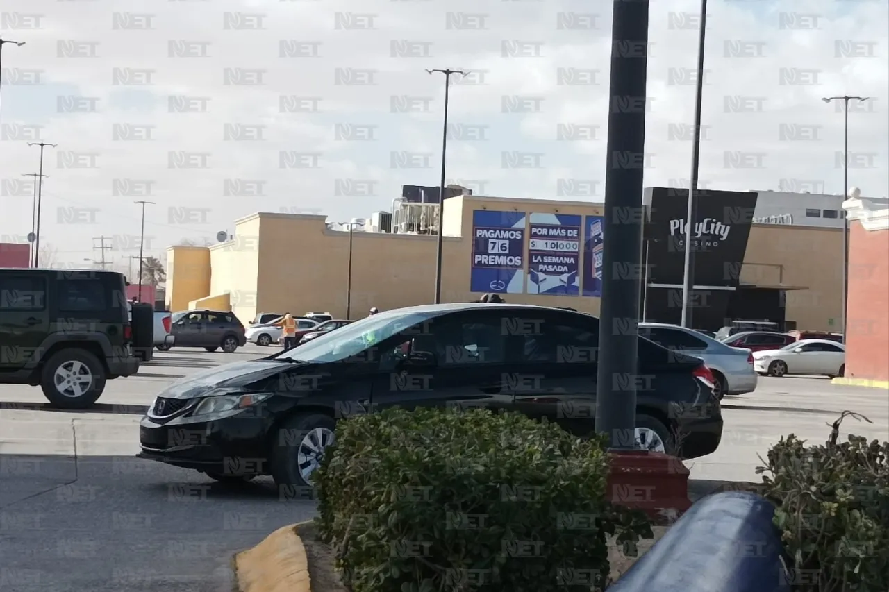 Viento derriba anuncio en plaza comercial en Juárez