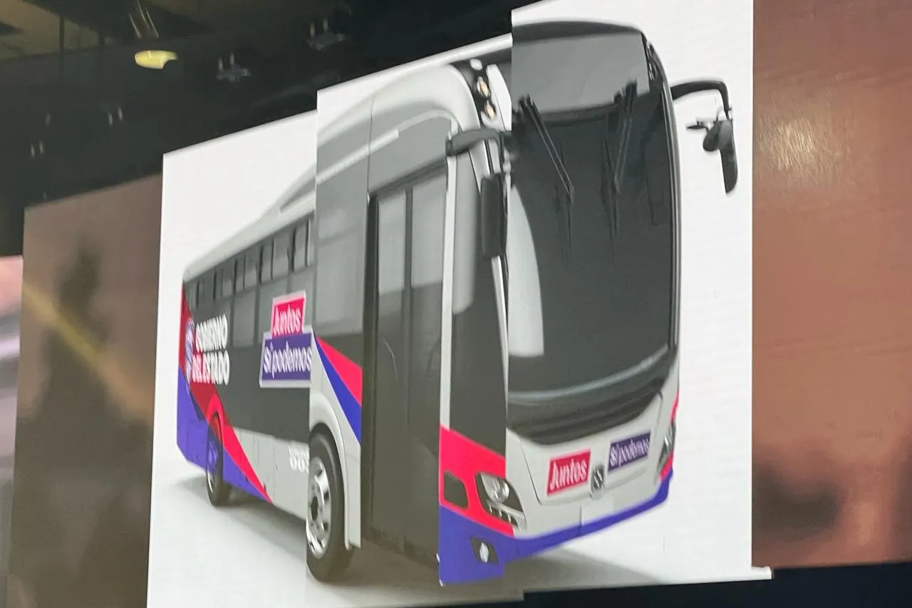 Presenta Maru Campos camiones Mercedes Benz para el BRT en Juárez