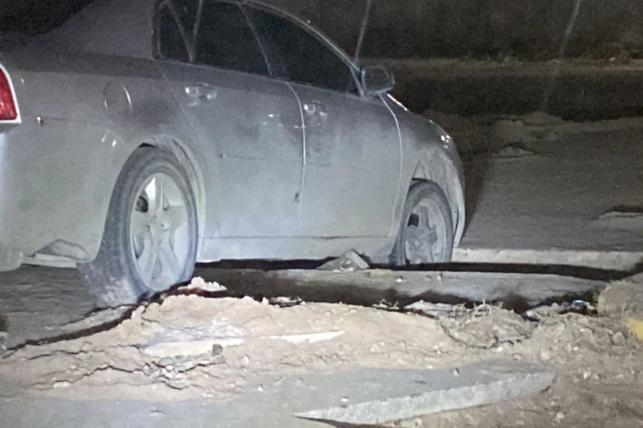 Juárez: Cae auto a zanja y queda atascado