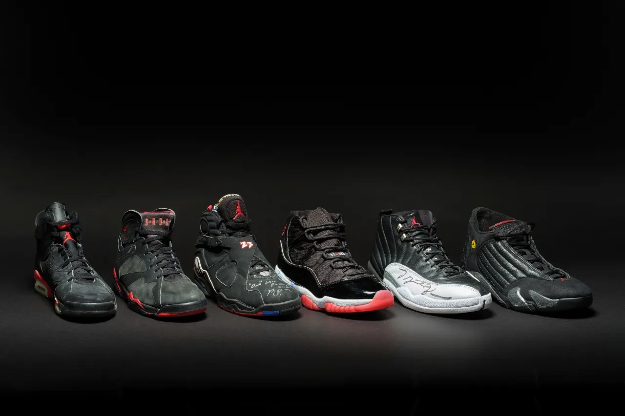 Récord: Subasta de zapatos de Michael Jordan reúne 8 mdd