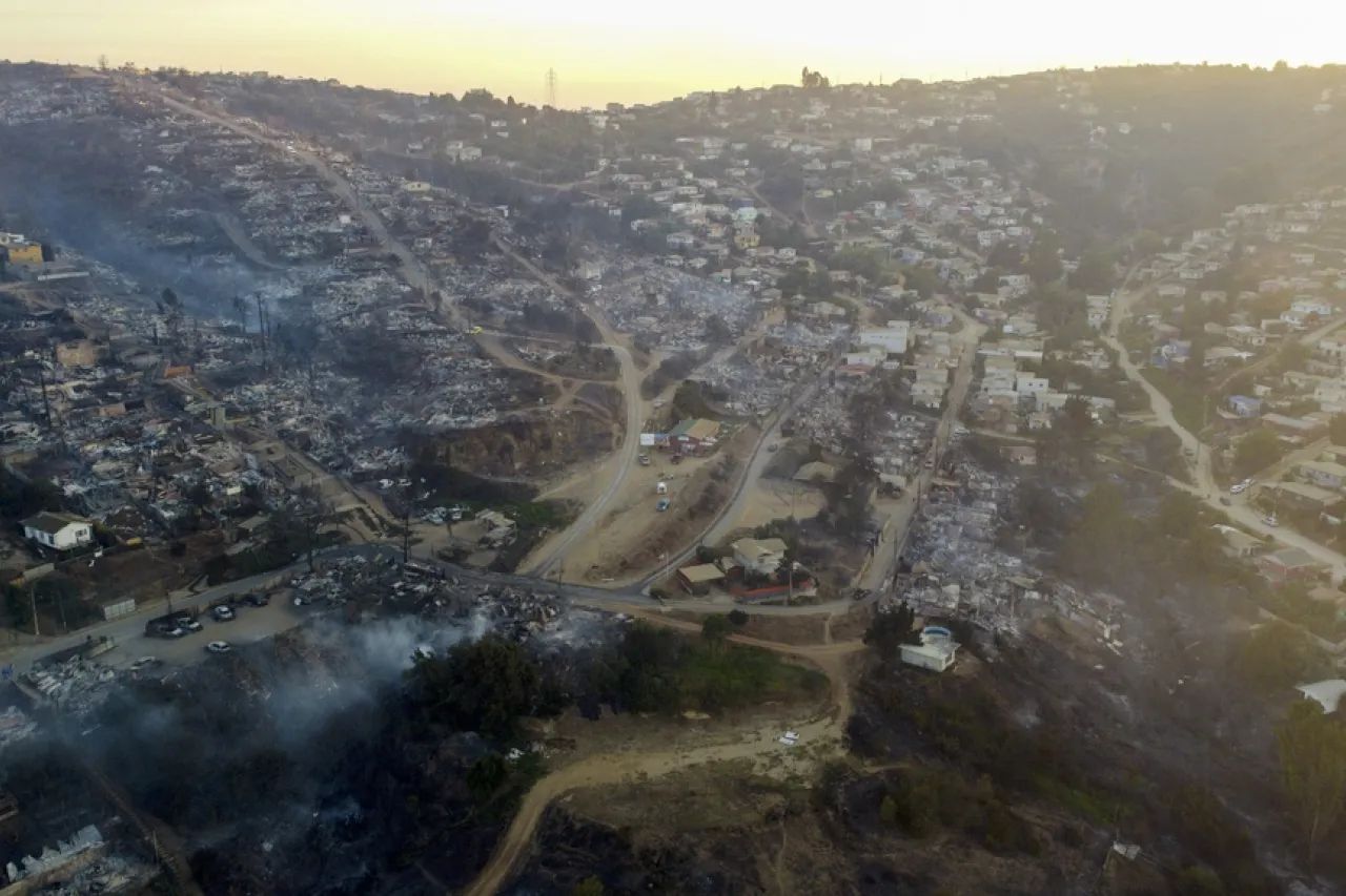 Suman 19 muertos por incendios en Valparaíso, Chile