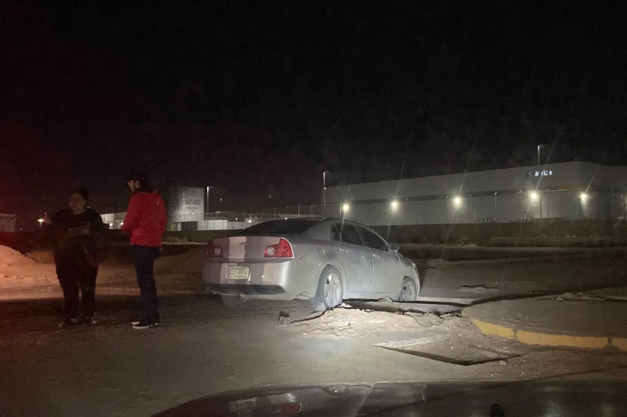Juárez: Cae auto a zanja y queda atascado