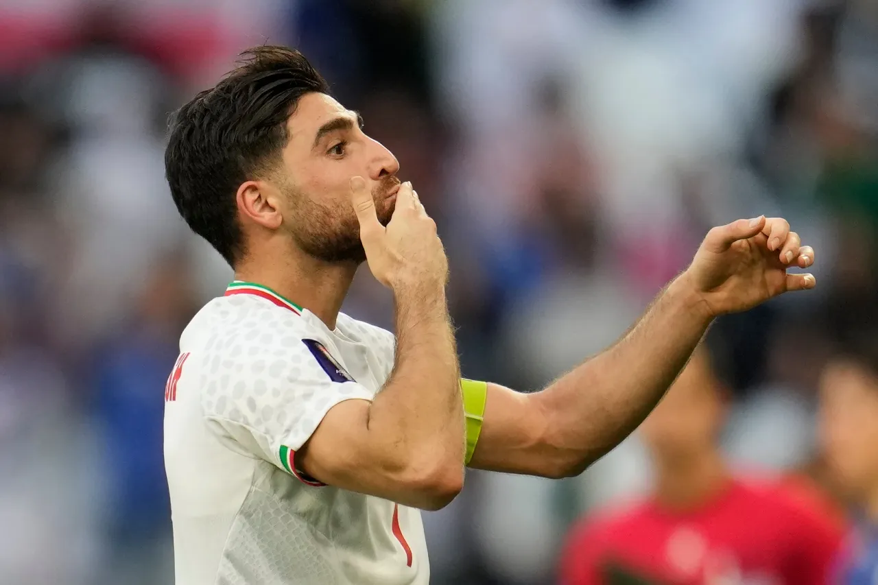Irán vence a Japón con penal en el último minuto en la Copa Asiática