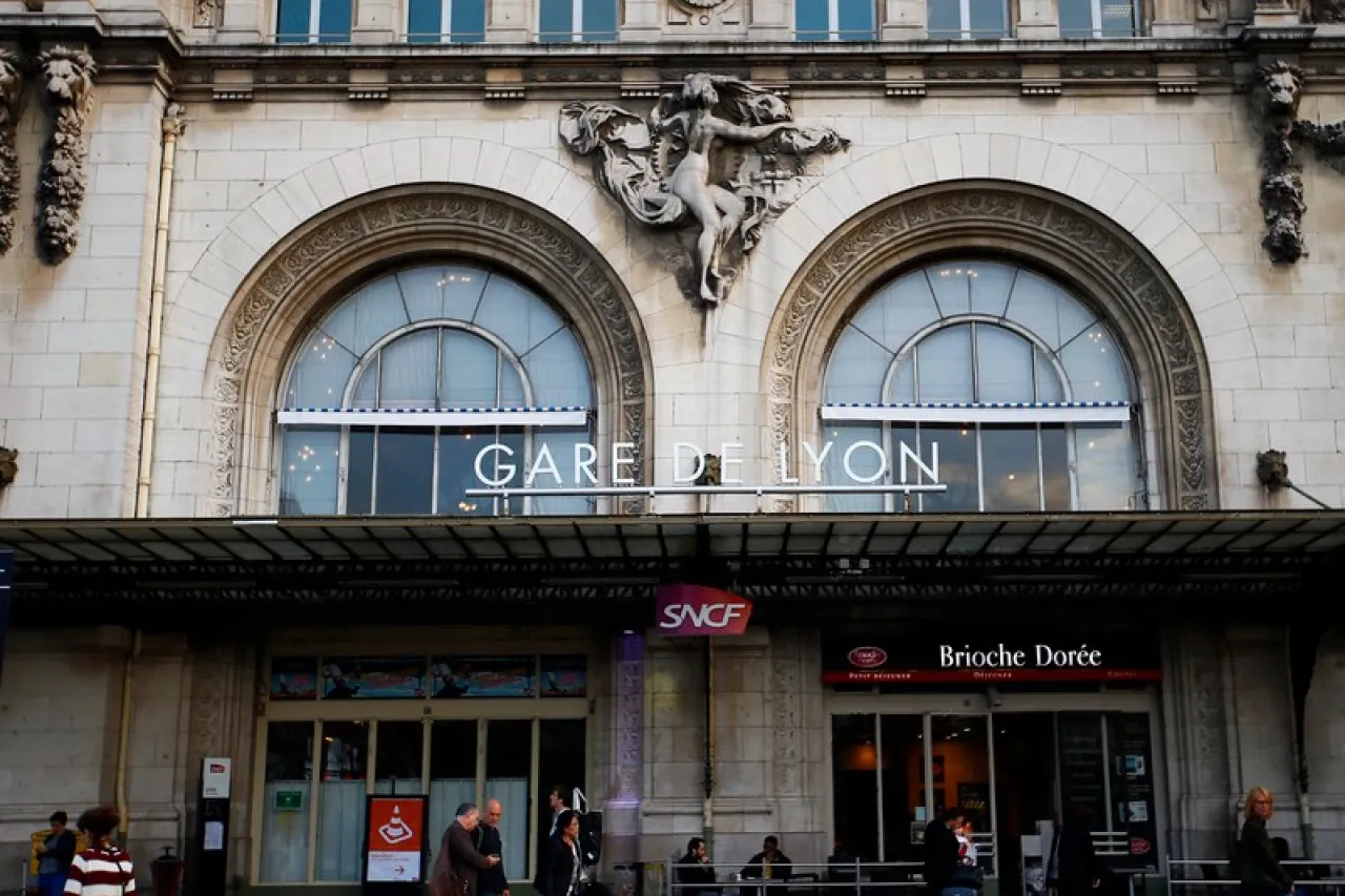 Detienen a hombre que hirió a 3 personas en una estación de París
