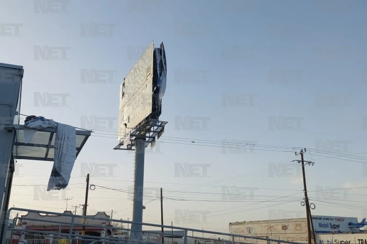 Viento tira manta de espectacular sobre estación del Juárez Bus