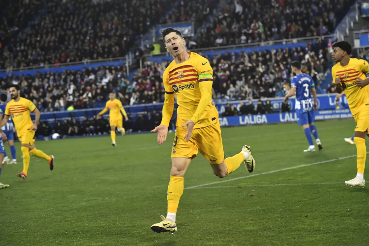 Lewandowski pone fin a sequía goleadora y el Barcelona gana
