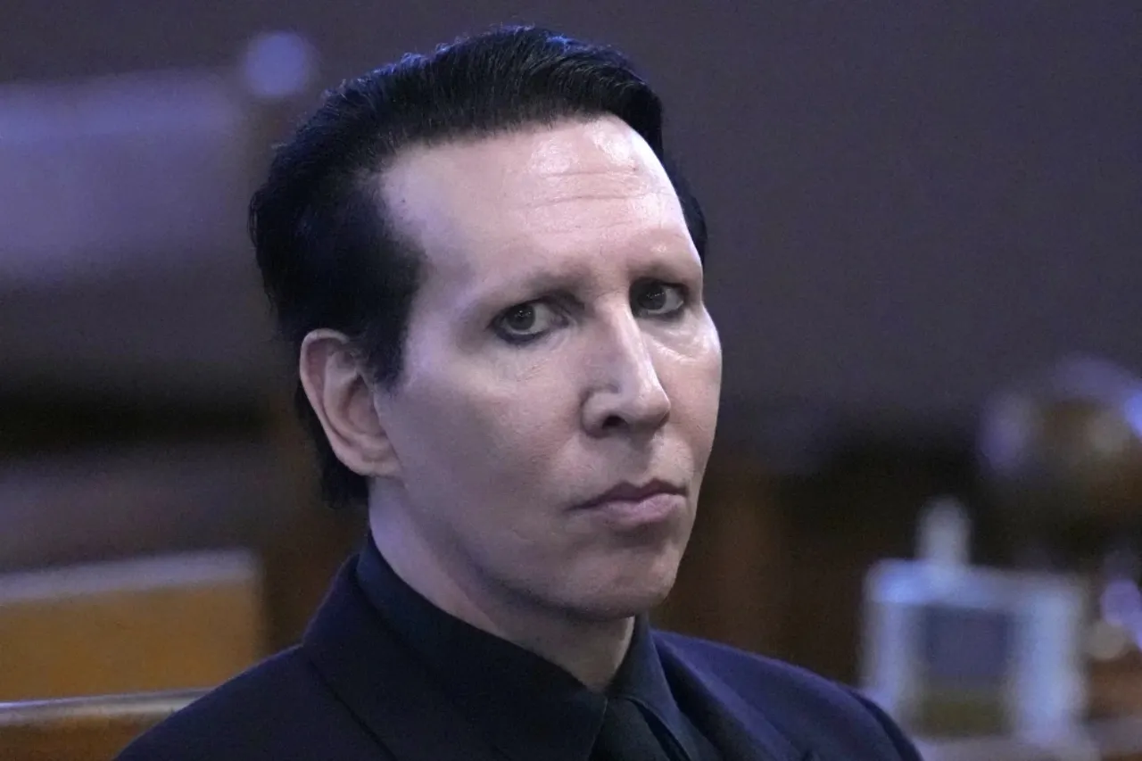 Cumple Marilyn Manson sentencia de servicio comunitario