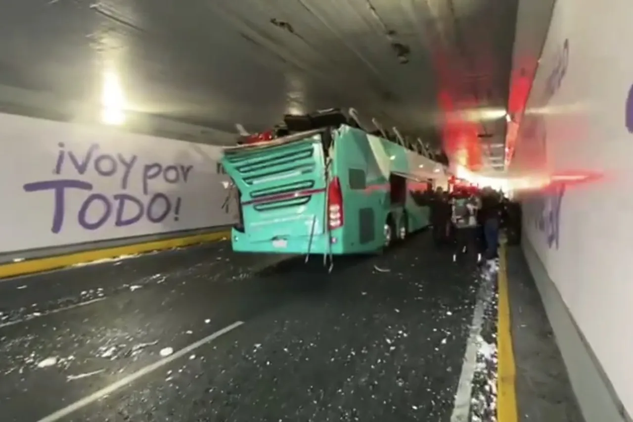 Choca autobús de doble piso contra puente en la CDMX