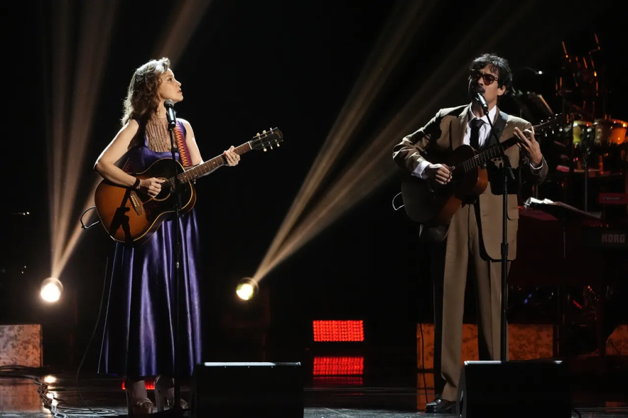 Lafourcade y Juanes empatan en los Grammy