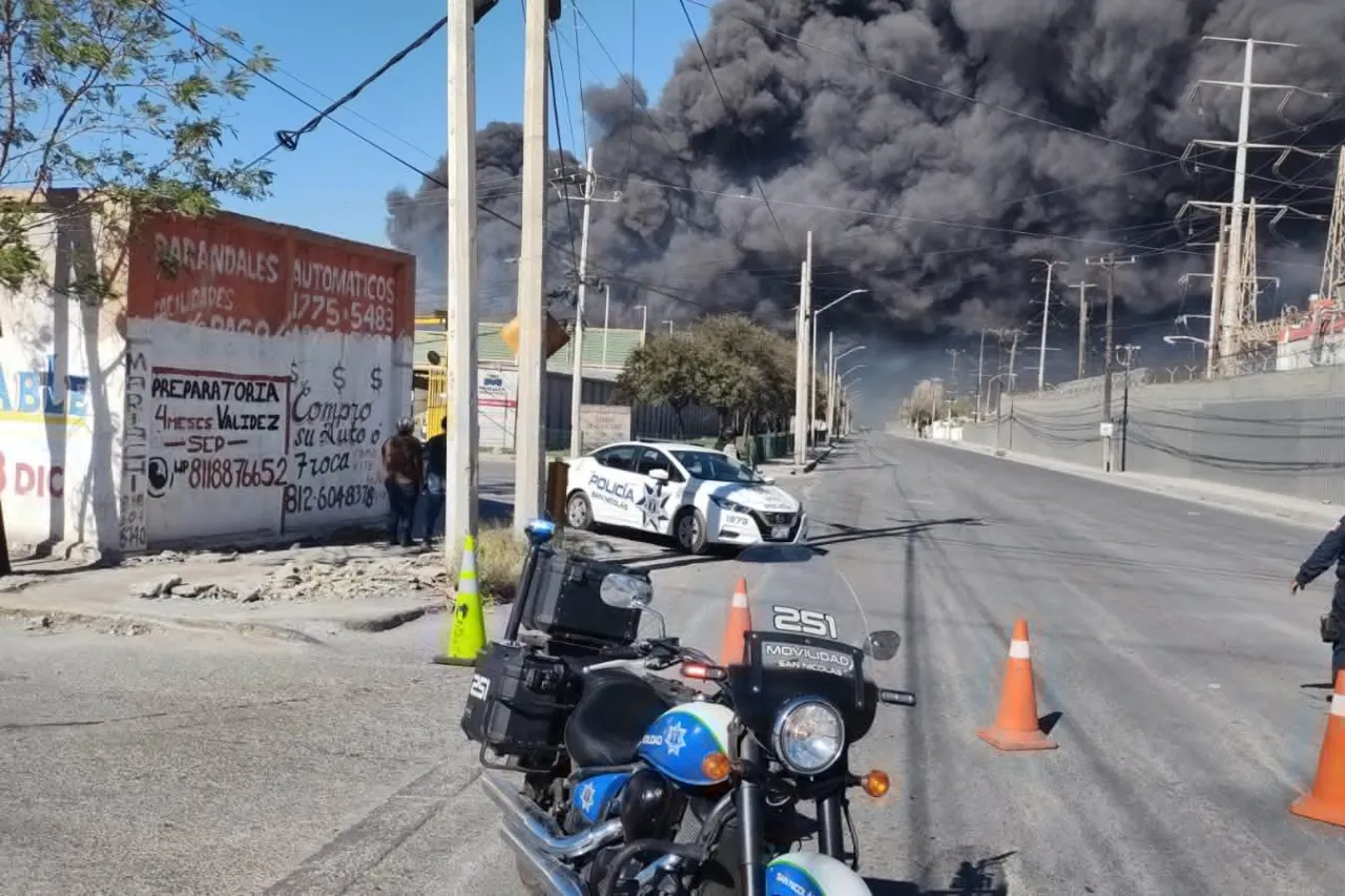 Se incendia bodega de plásticos y madera en Nuevo León