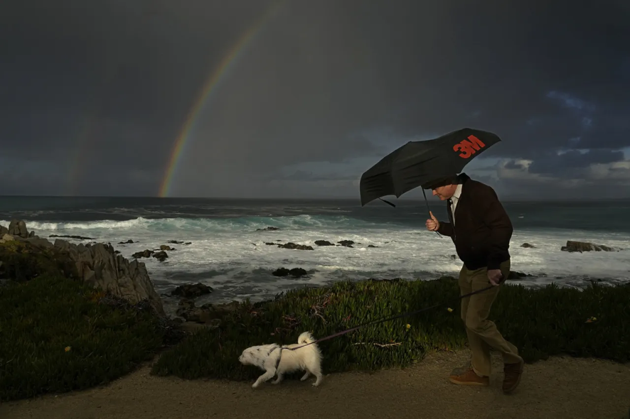 Amenaza fuerte tormenta a California con lluvias y viento
