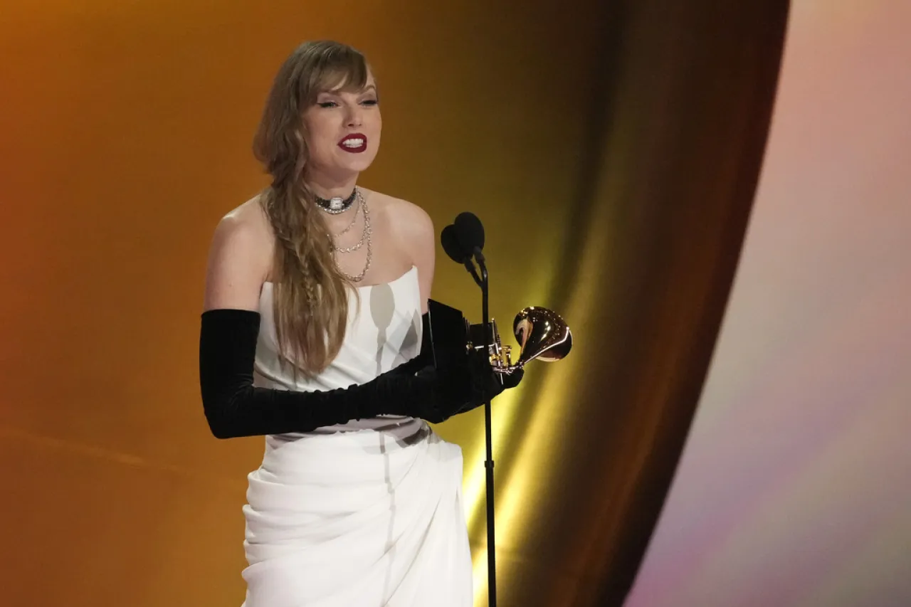 Taylor Swift rompe récord con su cuarto Grammy al álbum del año
