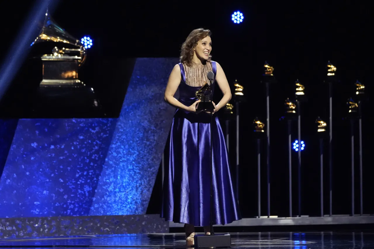 Lafourcade y Juanes empatan en los Grammy