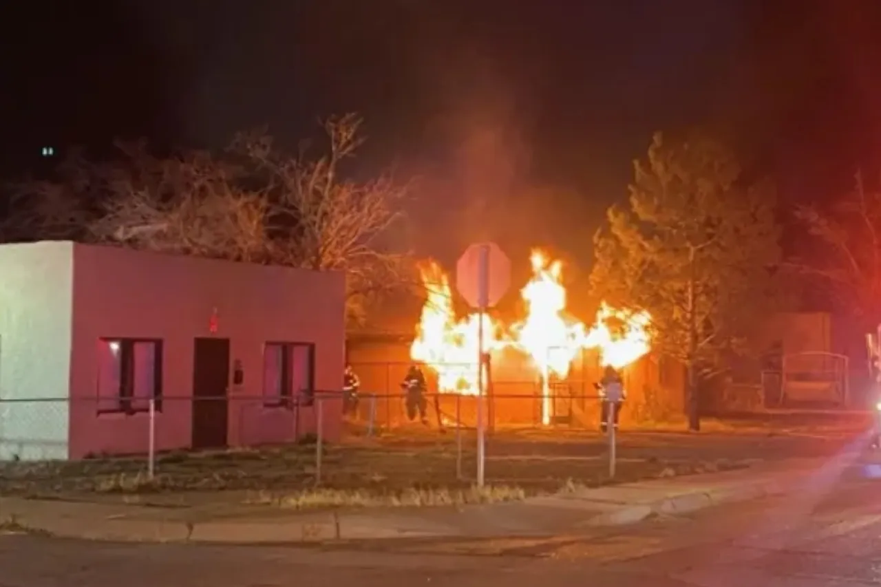 Apagan bomberos de Las Cruces incendio en vivienda