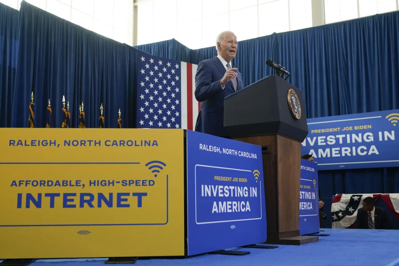 Se tambalea promesa de Biden de acceso a internet