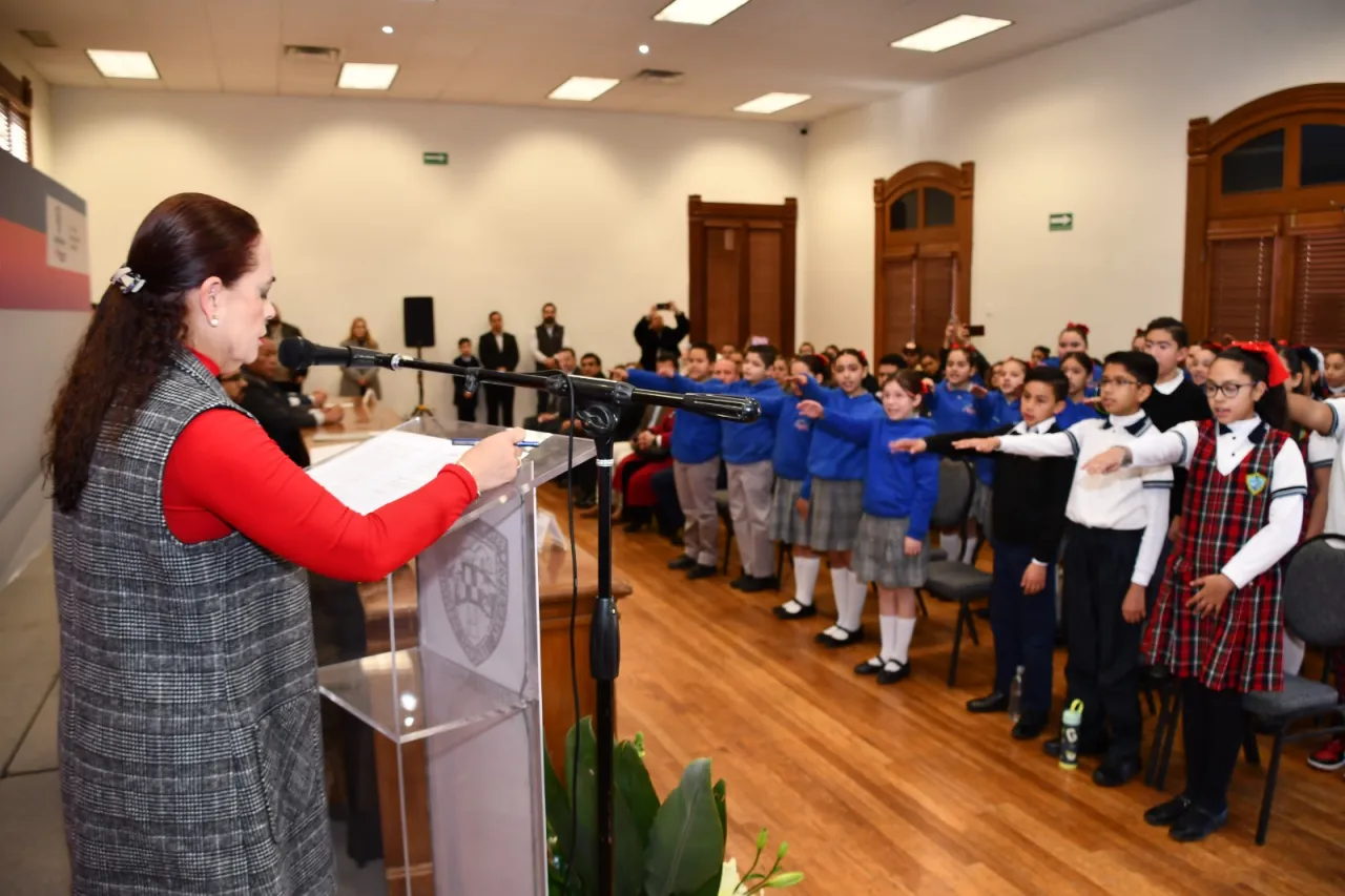 Juran lealtad a la Carta Magna estudiantes de primaria en Chihuahua