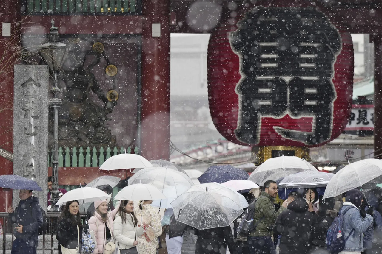 Fuertes nevadas cancelan más de 100 vuelos en Tokio