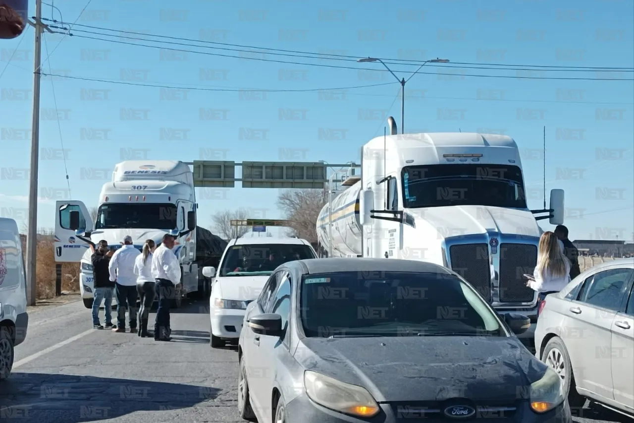 Transportistas bloquean carretera Panamericana en Juárez