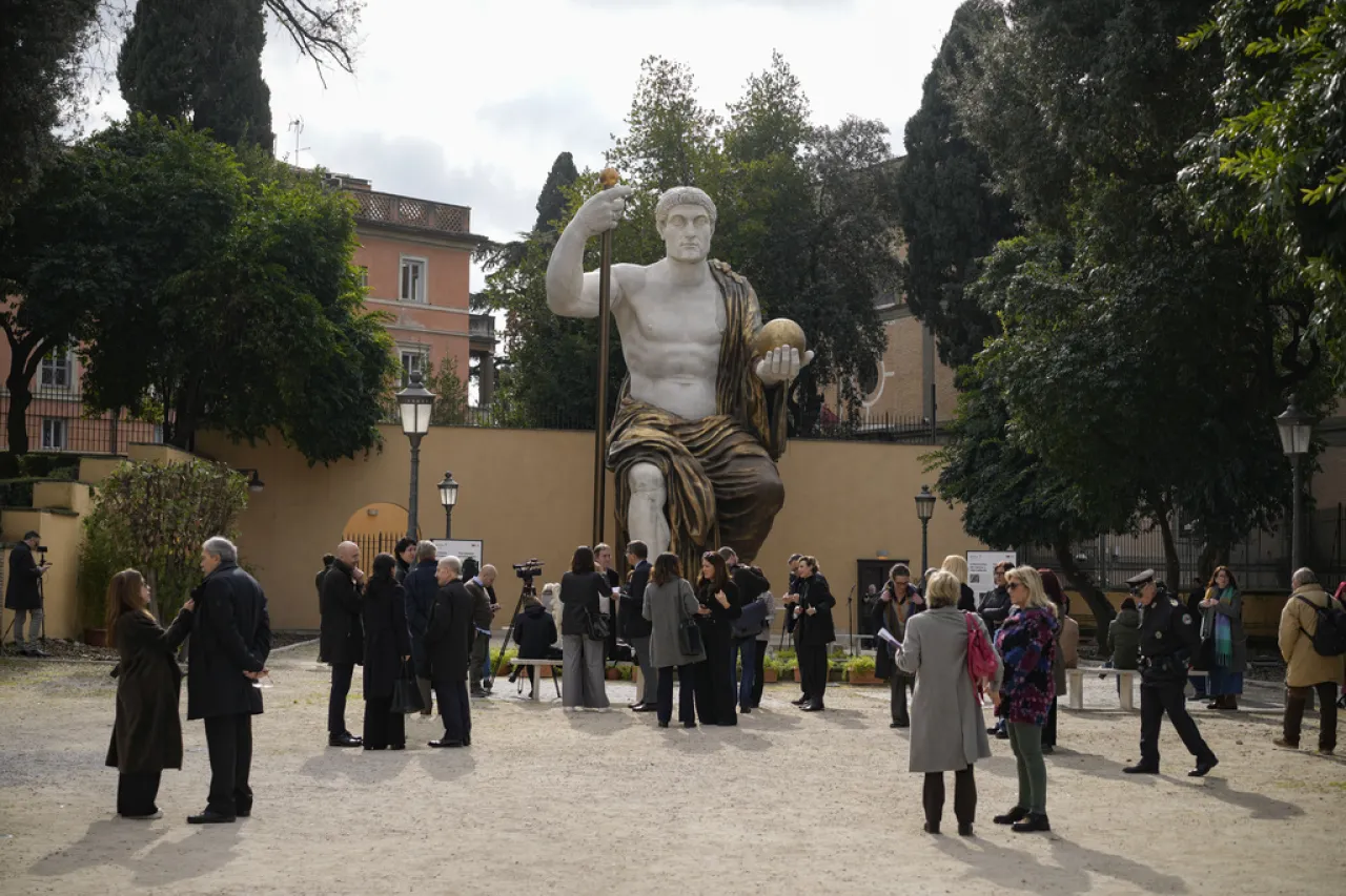 Réplica gigante de Constantino se alza sobre Roma