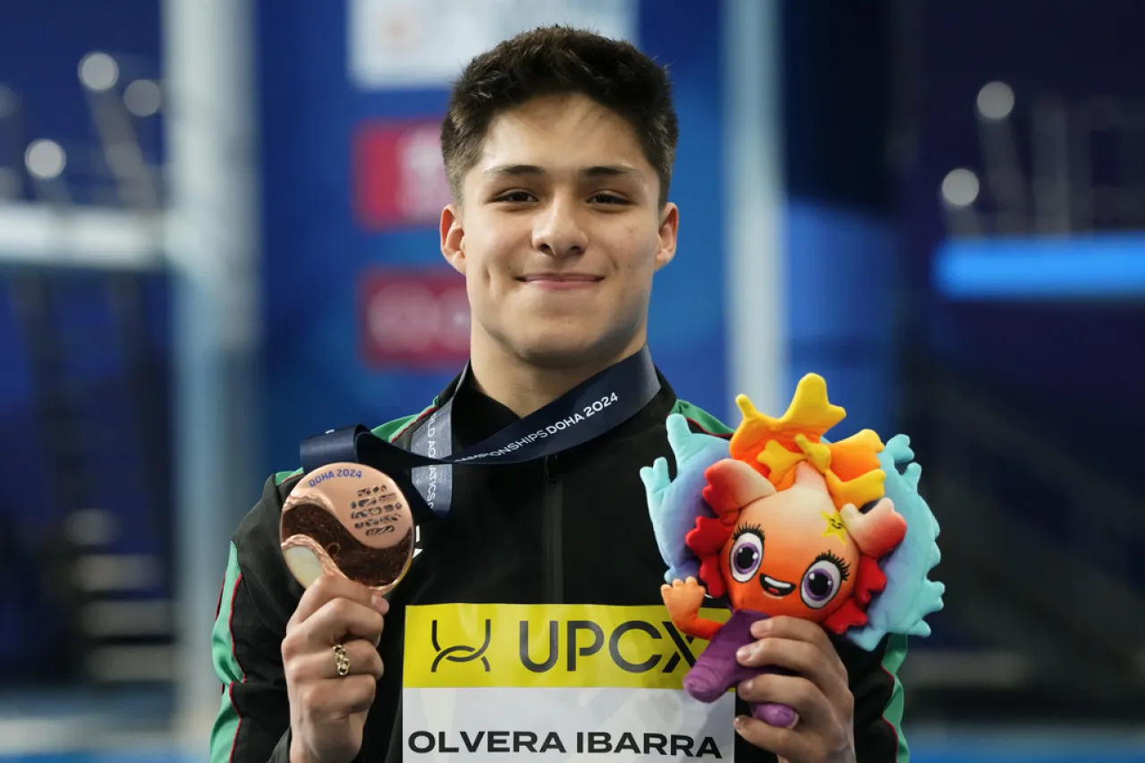 Osmar Olvera conquista medalla de bronce en Mundial de Natación