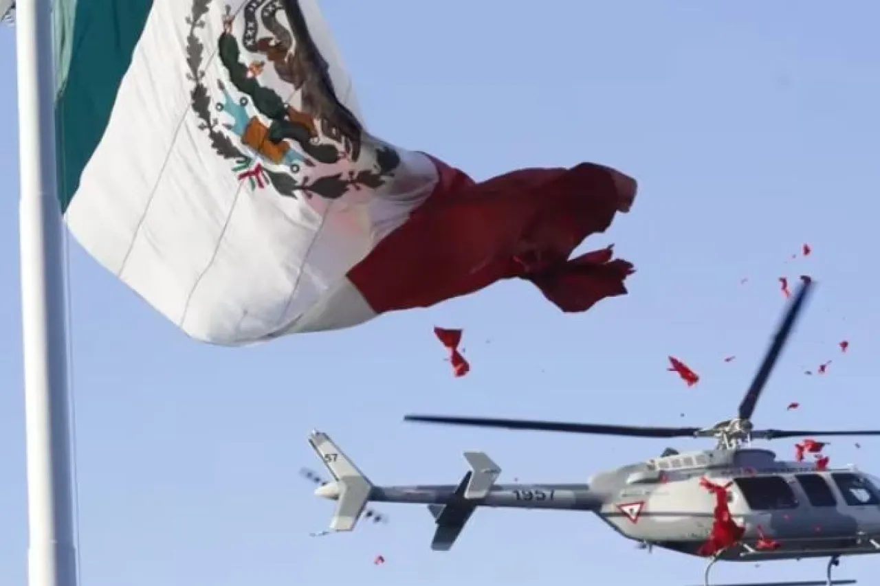 Helicóptero de la Fuerza Aérea rompe bandera de México
