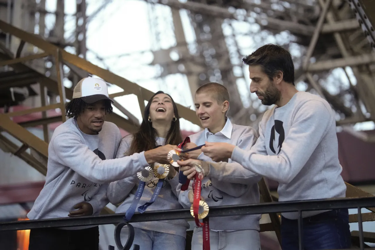 Las medallas de París 2024 llevarán un fragmento de la Torre Eiffel