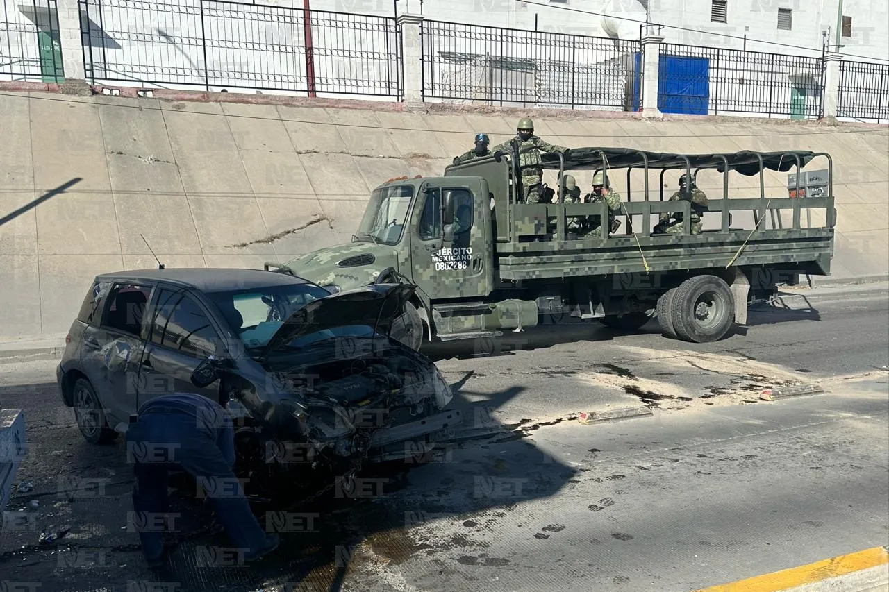 Juárez: Pierde el control de vehículo, choca paradero y vuelca