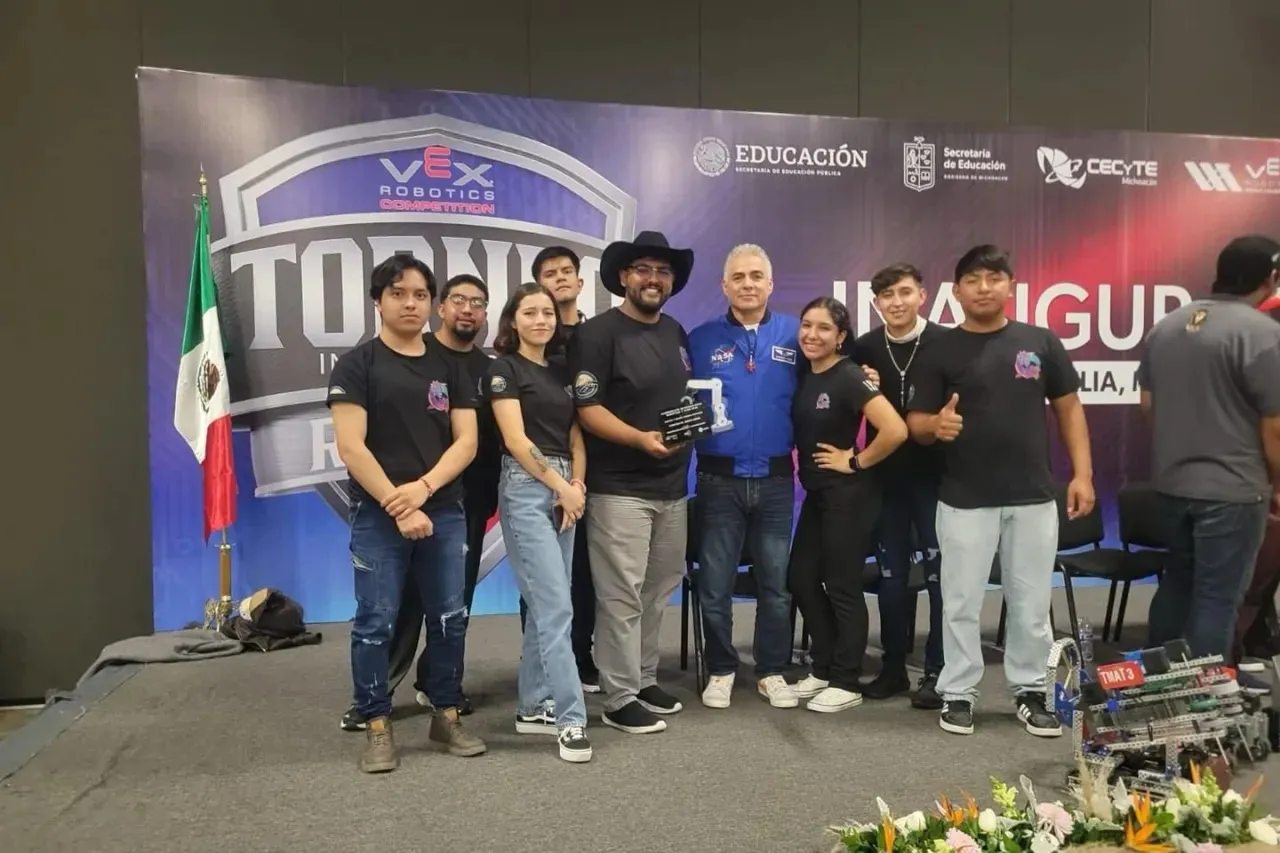 Asisten alumnas de la UTPN a torneo de robótica en Torreón