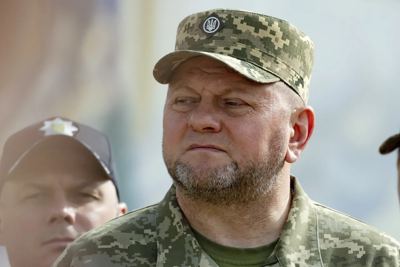 Zelenskyy sustituye a jefe militar en momento crucial de la guerra