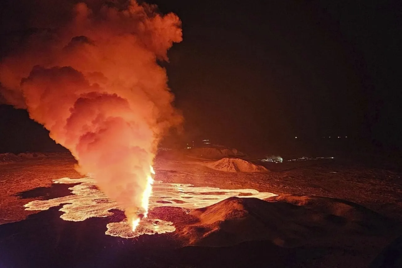 Volcán hace erupción en Islandia por tercera vez desde diciembre